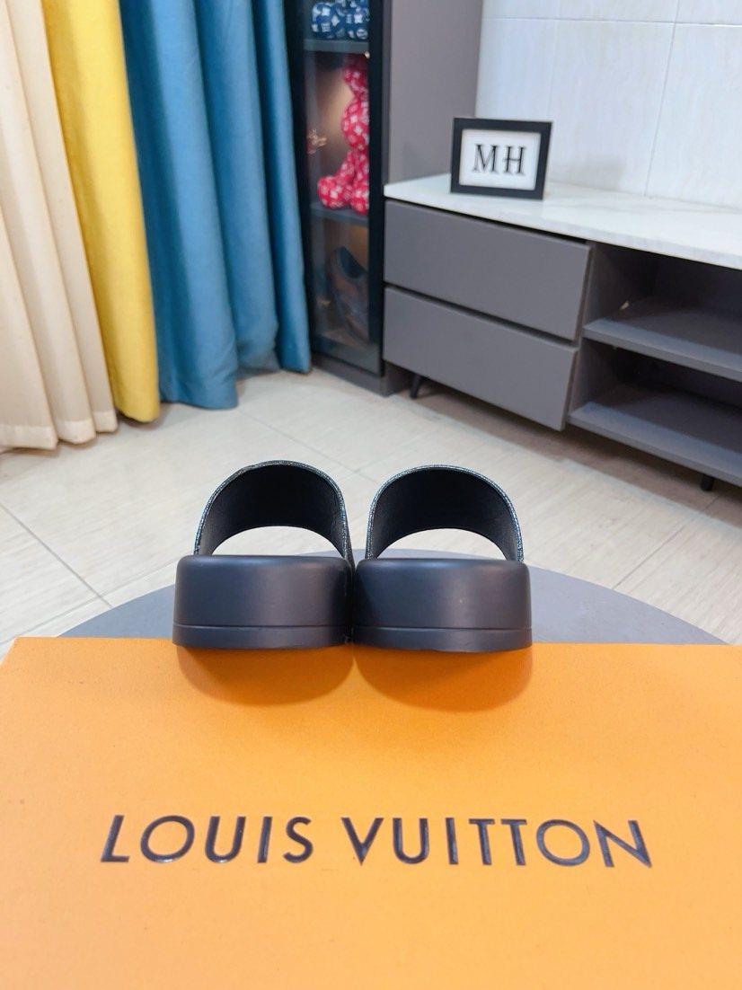 Louis Vuitton Men's Brown and Blue Check Slide Sandals